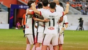 古尔芬克尔两度献助攻，韦世豪梅开二度 成都蓉城2-0客胜青岛海牛