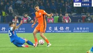 引争议！申花扳平角球疑似越位获利 李可铲对方未吃牌&amp;弋腾被罚下