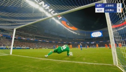 无比懊恼！王大雷差点就扑出吴曦点球，飞身扑救落地后双手捂头