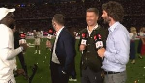 享受还伤着的阿方索接受采访时把拐扔一边，等待队友浇啤酒