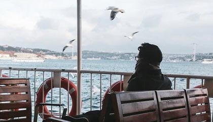 官网直播指南-大汗淋漓！骑士队莫布里在田径场训练 主要有阻力跑&amp;amp;带球跑等内容